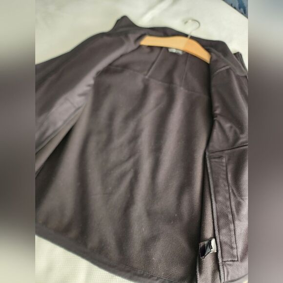 The North Face Men's Dark Black Performance Jacket - Picture 11 of 15